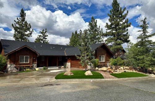 Castle Glen Estates House | CUSTOM SINGLE STORY CABIN WITH JACUZZI POOL TABLE & BIG GAME ROOM WITH ARCADE games