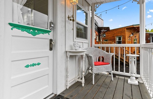 Kerns House | ❤️Custom Tiny w/ Cottage Vibes, Firepit, Kitchen, Next to PDX's Best Eats✨