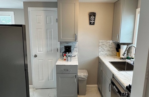 West Haven Apartment | cute 1 bdr cozy apartment queens size bed