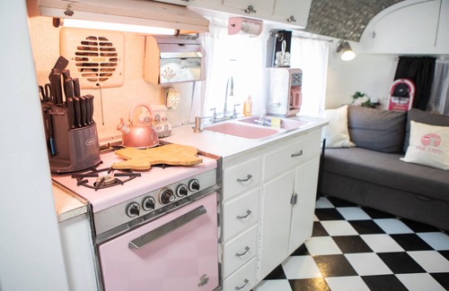 Tow House | CUTE 1962 RV with huge screened in gazebo ~1 mile from winery