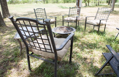 Tow House | CUTE 1962 RV with huge screened in gazebo ~1 mile from winery
