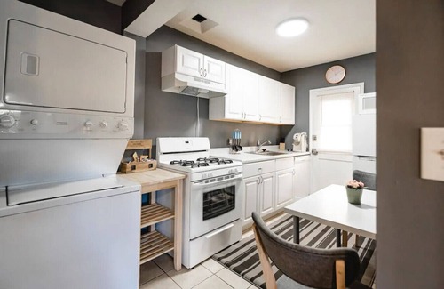 NoHo Arts District House | CUTE AND COZY 1-BEDROOM HOME IN NOHO ARTS DISTRICT (p21)