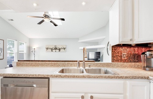 Columbus House | Cute and Cozy 3 Bedroom Ranch Home w/Deck and Fenced Yard