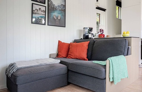 Tyreso Cabin | Cute and Cozy Guesthouse near Water