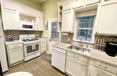 Forest City House | Cute and cozy in wooded area near TIEC