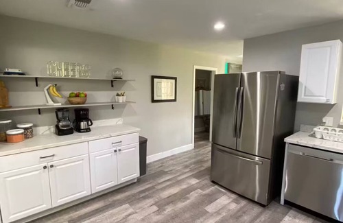 Hitchcock House | Cute and Spacious Modern Home for Large Groups