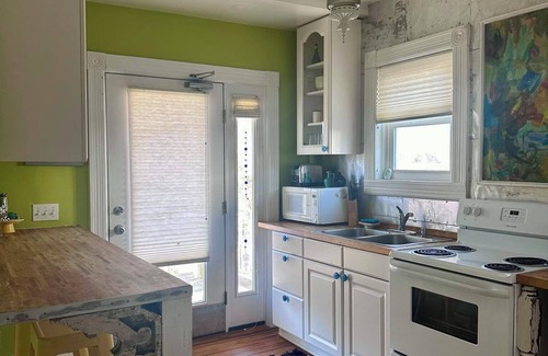 Benzonia House | Cute & Artsy condo 1mi from Beulah, 7mi from Frankfort & 15mi from Crystal Mtn.