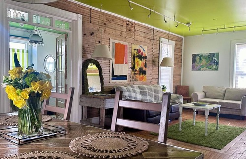 Benzonia House | Cute & Artsy condo 1mi from Beulah, 7mi from Frankfort & 15mi from Crystal Mtn.