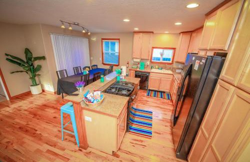 Albany House | Cute Artsy7 Getaway, large parking, 20mins to OSU