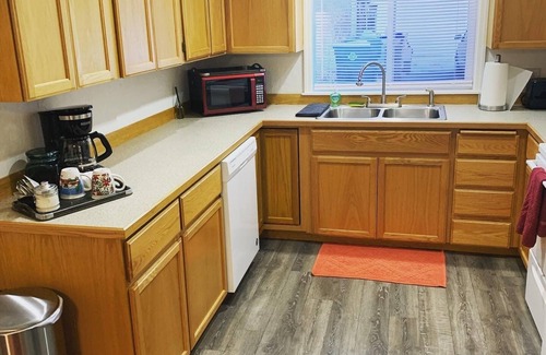 Redmond House | Cute Bungalow w/garage Downtown Redmond - 4 guests