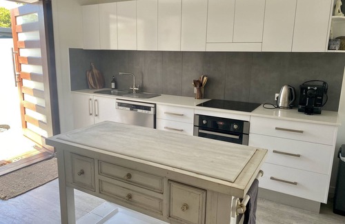 Palm Beach House | Cute Canal Front Duplex, 300m to the Beach, Pet Friendly