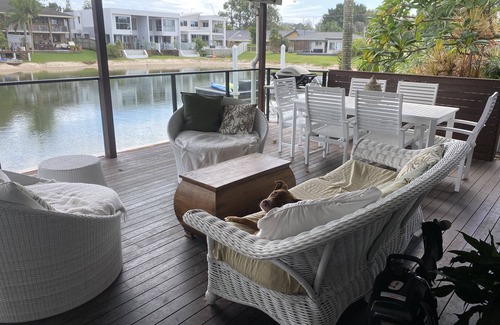Palm Beach House | Cute Canal Front Duplex, 300m to the Beach, Pet Friendly