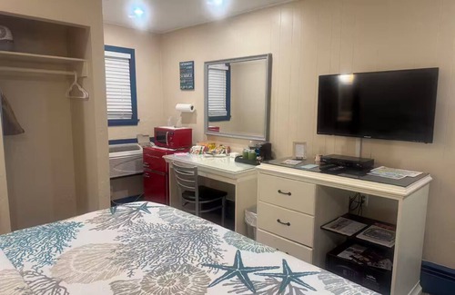 Buzzards Bay Hotel | CUTE, CLEAN KING BED & PRIVATE BATH/WEEKLY/WALK TO MAIN ST.