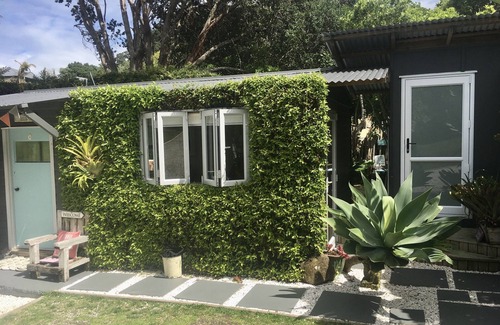 Tairua Cottage | Cute, comfortable, clean and self-contained -10 minutes walk to Mt. Paku summit