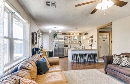 Yukon House | Cute cottage just off I40, Kilpatrick Turnpike and near Crest