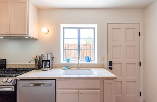 Blenman-Elm House | Cute & Cozy 2BR/1BA Adobe w Firepit Near UA & UMC - Low Summer Rates! 🏡🌵🌞