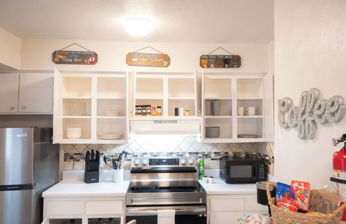 Bay Area Condo | Cute! Cozy Corpus Christi Condo with All the Essentials. Minutes From Everything