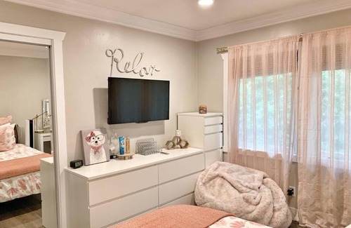 Huntington Beach House | CUTE HOME 7 BLOCKS TO BEACH . XBOX . BIKES . PETS