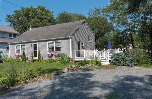 Narragansett House | Cute home in mettatuxet. Available for Summer 2025
