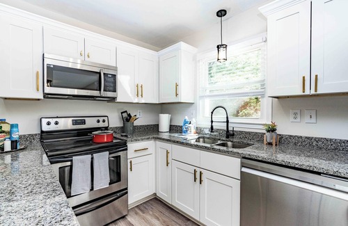 North Raleigh House | Cute home w firepit & king bed -starts at 3.5k/month