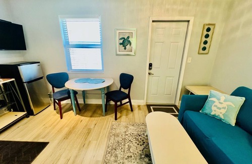 Lake Worth Apartment | Cute & modern studio apartment with prime location in downtown Lake Worth Beach!