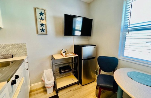 Lake Worth Apartment | Cute & modern studio apartment with prime location in downtown Lake Worth Beach!