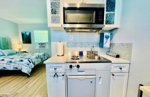 Lake Worth Apartment | Cute & modern studio apartment with prime location in downtown Lake Worth Beach!