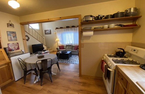 Lincoln Park Cabin | Cute Mountain Cabin Close to Lake w/Neighborhood Beach Across the Street - 4 ppl