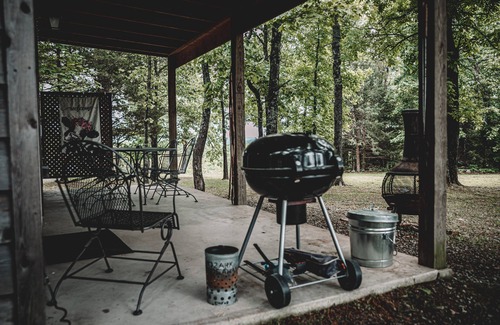Gainesville House | Cute Ozark Mountain cabin in the woods: a quiet escape or adventurous exploring
