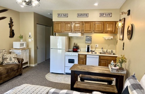 Lincoln Condo | Cute Resort Studio Apt with Pool, hot tub at Loon