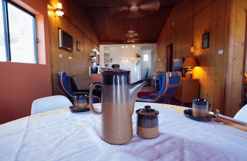 Ardrossan House | Cute retro-themed beach shack - 5 mins from the sea