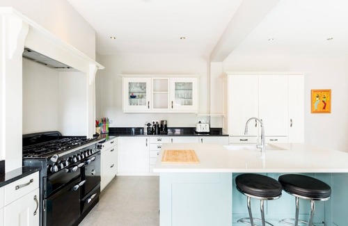 Kenilworth House | CV8 2GB 17 Stoneleigh Road, Kenilworth · Spacious 4Bed Home in Kenilworth with Parking | Pass The Keys