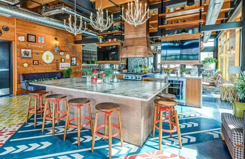 Downtown Minneapolis Apartment | CW 2BR 1B Sky Lounge Rooftop Pool Gym U