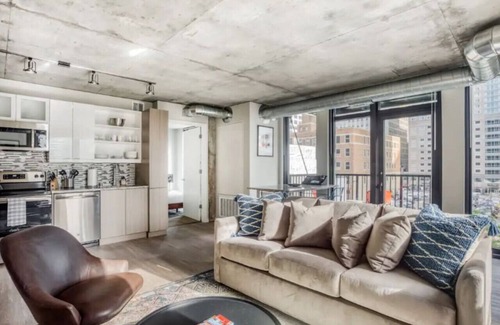 Downtown Minneapolis Apartment | CW 2BR 1B Sky Lounge Rooftop Pool Gym U