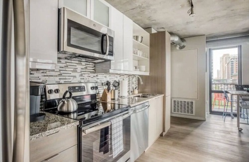 Downtown Minneapolis Apartment | CW 2BR 1B Sky Lounge Rooftop Pool Gym U