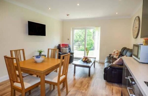 Pontyclun Cottage | CWM GRAN MEADOWS, pet friendly, with a garden in Llanharry