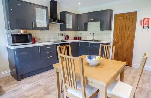 Pontyclun Cottage | CWM GRAN MEADOWS, pet friendly, with a garden in Llanharry