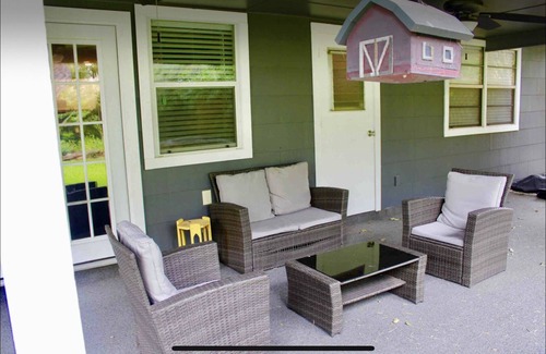 Leon Valley House | CYC Lounge with Guest House
