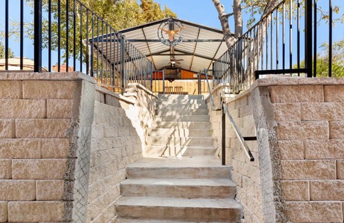 Leon Valley House | CYC Mega House with BBQ Gazebo