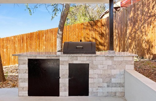 Leon Valley House | CYC Mega House with BBQ Gazebo