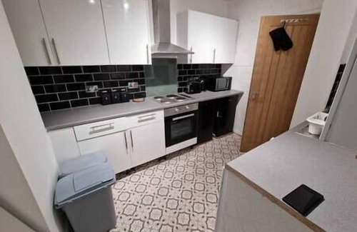Plasnewydd Apartment | Cyfarthfa Double Room 2 - Shared Bathroom - Near City Centre