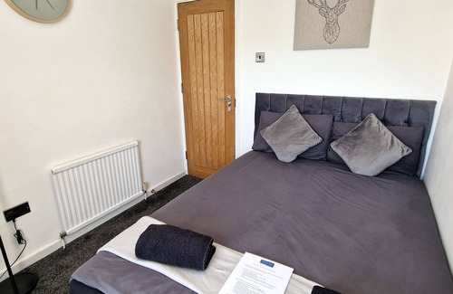 Plasnewydd Apartment | Cyfarthfa Double Room 2 - Shared Bathroom - Near City Centre