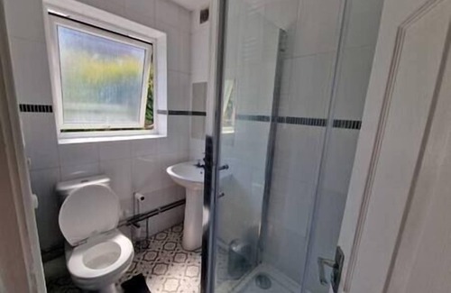 Plasnewydd Apartment | Cyfarthfa Triple Room 4 - Shared Bathroom - Near City Centre