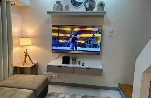 South Triangle Apartment | Cylo's Place Spacious 2BR Apt linked to MRT Station near GMA 7