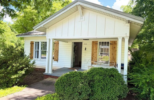 Newton House | D-Liteful Stay in Downtown Newton