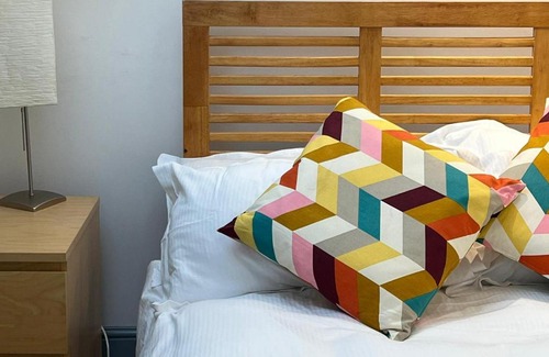 Roding Apartment | D Lovely Multi Use 1 Bed Loft Apartment with Parking