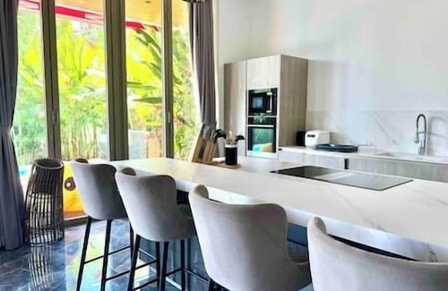 Chalong House | "D-Luxury Pool Villa in Rawai: Exclusive Stay"