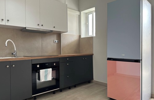 Petralona Apartment | D150 Orange is the new black