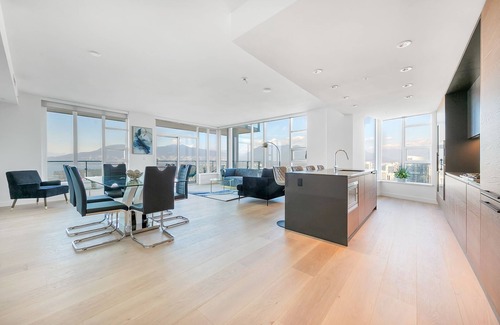 Downtown Vancouver Apartment | D82 - Incredible 55th Floor Luxury Apartment