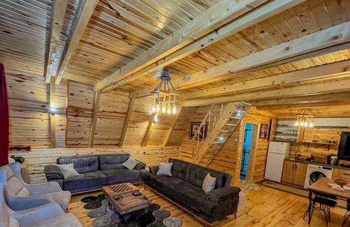 Ardesen Ski Chalet | Dağ,dere,deniz,Şehir ve orman manzaralı,jakuzili. Şömineli bungalov